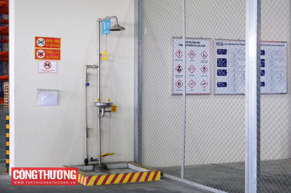 Nhà xưởng, kho chứa hóa chất nguy hiểm phải trang bị thiết bị rửa mắt di động hoặc thiết bị rửa mắt và tắm khẩn cấp