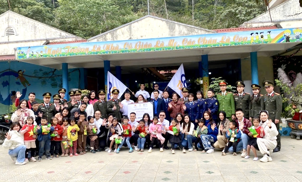 Đoàn thiện nguyện trao công trình và chụp ảnh lưu niệm cùng cô, trò Trường Mầm non Huổi Luông.