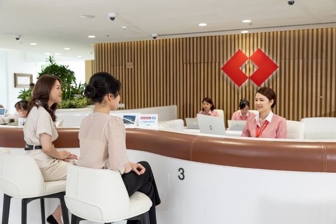 Nhân viên và khách hàng được nhìn thấy tại một chi nhánh Techcombank. Ảnh do Techcombank cung cấp