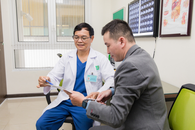 Bác sĩ thuộc Hệ thống y tế Thu Cúc TCI hướng dẫn các thủ thuật thăm khám cho người bệnh. Ảnh: Thu Cúc TCI