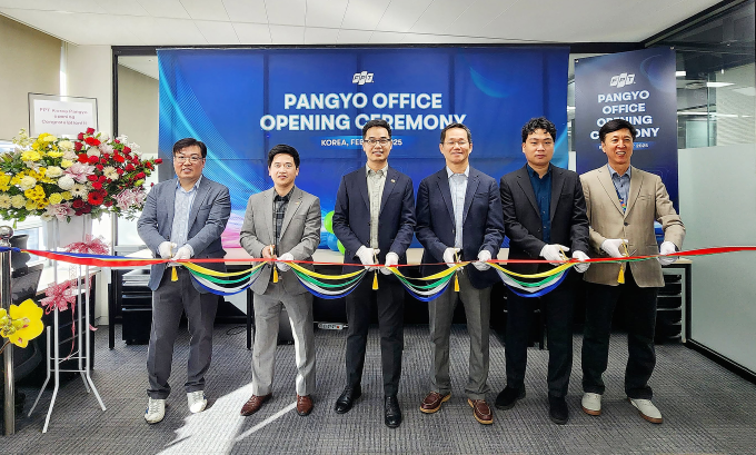 Đại diện FPT cắt băng khánh thành, ra mắt văn phòng mới tại Pangyo. Ảnh: FPT