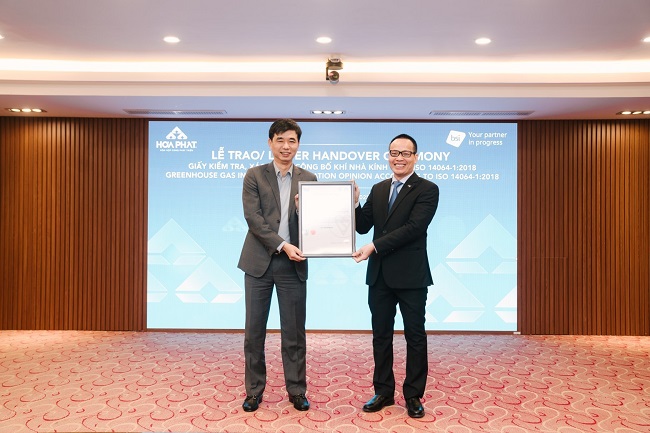 Đại diện BSI Việt Nam trao giấy kiểm tra, xác nhận, công bố khí nhà kính theo ISO 14064-1:2018 cho Tổng giám đốc Tập đoàn Hòa Phát Nguyễn Việt Thắng (bên trái)