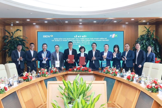 Đại diện FPT và BIDV trong buổi ký kết Ảnh: FPT