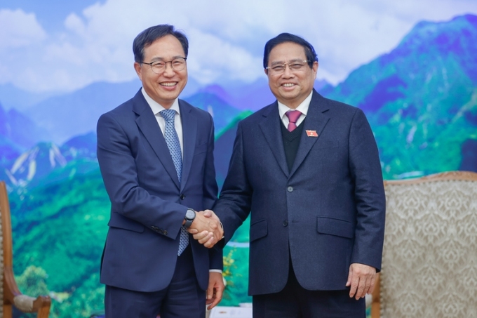 Thủ tướng Phạm Minh Chính và ông Choi Joo Ho, Tổng Giám đốc Samsung Việt Nam tại cuộc gặp ngày 12/2. Ảnh: VGP