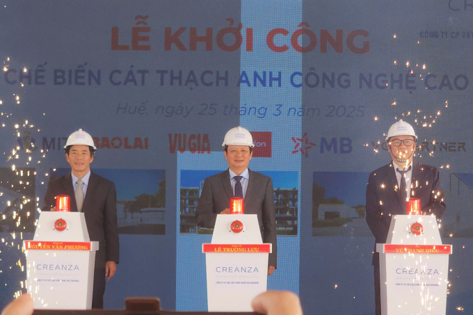 Lãnh đạo thành phố Huế bấm nút khởi công dự án. Ảnh: Võ Thạnh