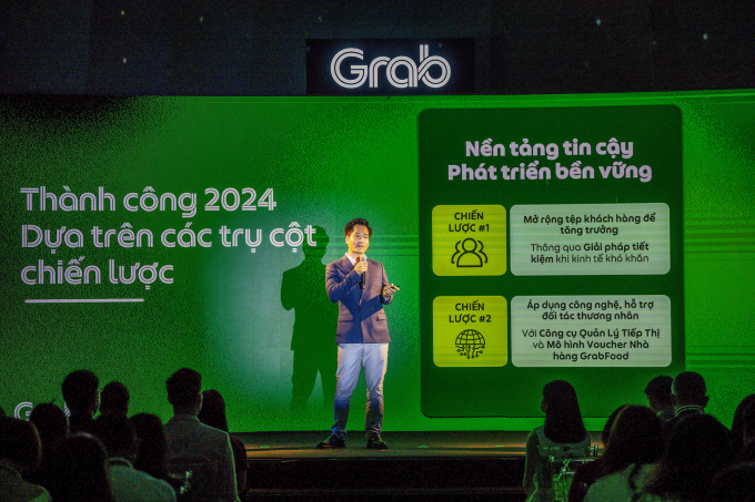 Đại diện Grab Việt Nam cùng các đối tác nhìn lại thành tựu đã đạt được trong năm 2024 tại Hội nghị Nhà hàng và Đối tác, tổ chức tại TP HCM, tháng 2 vừa qua. Ảnh: Grab