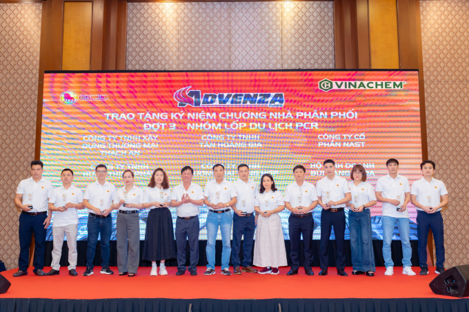 Lãnh đạo Casumina tri ân nhà phân phối xuất sắc nhất năm 2025. Ảnh: Casumina