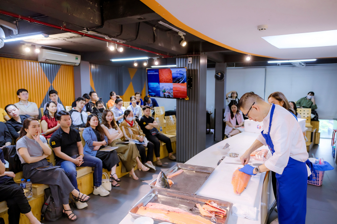 Đầu bếp Jimmy Chok (Singapore) với hơn 15 năm kinh nghiệm làm việc với cá hồi Na Uy trực tiếp đứng lớp tại Học viện Cá hồi Na Uy (Ảnh: Seafood from Norway