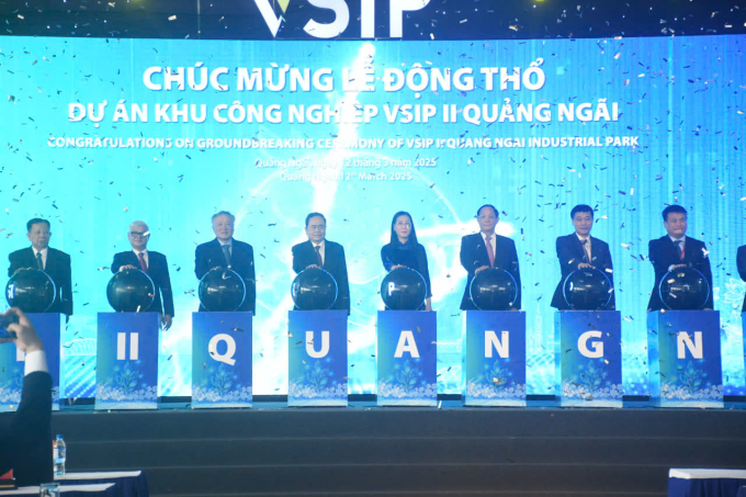 Chủ tịch Quốc hội Trần Thanh Mẫn, Phó thủ tướng Nguyễn Hòa Bình cùng lãnh đạo tỉnh Quảng Ngãi và phía nhà đầu tư bấm nút động thổ KCN VSIP II Quảng Ngãi, sáng 12/3. Ảnh: Phạm Linh