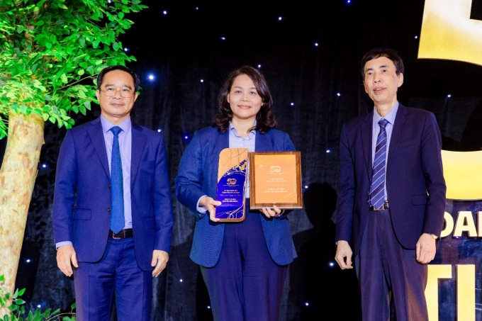 Bà Lê Thị Nga – Phó tổng giám đốc Công ty Cổ phần Hàng tiêu dùng Masan (Masan Consumer) đại diện doanh nghiệp lên nhận giải Top 50 doanh nghiệp – đơn vị tiêu biểu TP HCM 2025. Ảnh: Sở Công Thương TP HCM