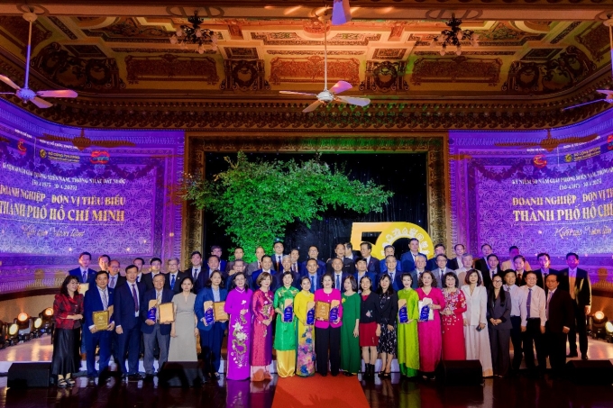 Đại diện 50 doanh nghiệp cùng lãnh đạo thành phố tại lễ trao giải. Ảnh: Sở Công Thương TP HCM
