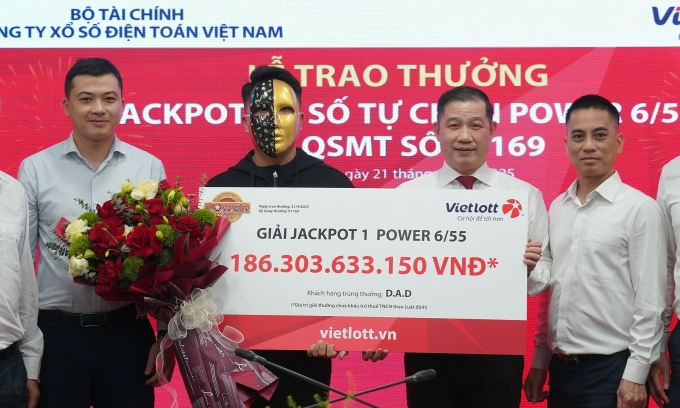 Khách hàng đeo mặt nạ tại lễ nhận giải Jackpot 186 tỷ đồng ngày 21/4. Ảnhcông ty cung cấp