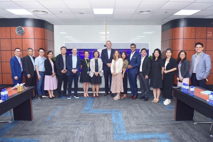 Lãnh đạo Merck Healthcare gặp gỡ đại diện FPT Long Châu. Ảnh: FPT Long Châu