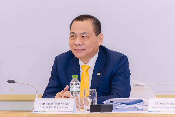 Ông Phạm Nhật Vượng, Chủ tịch HĐQT Vingroup, trực tiếp trả lời phần lớn các câu hỏi của cổ đông tại phiên họp thường niên sáng 24/4. Ảnh: VIC
