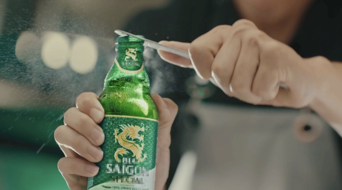 Người dùng đang khui một chai bia của Sabeco. Ảnh: SAB