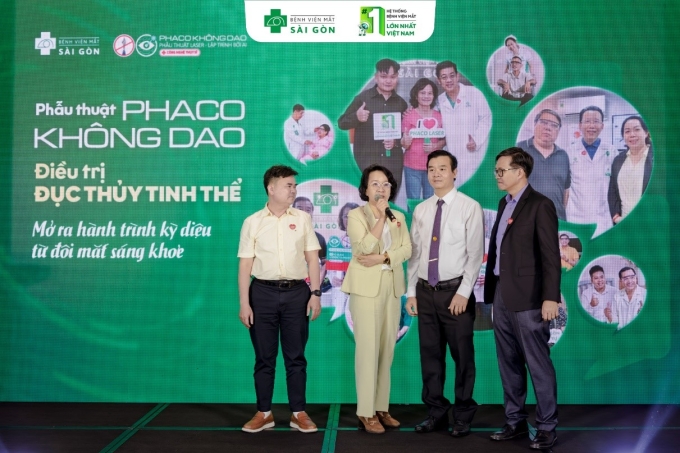 Bác sĩ chuyên khoa 2 Huỳnh Thị Ngọc Linh (Phó giám đốc chuyên môn Mắt Sài Gòn Lê Thị Riêng) và đại diện bệnh nhân phẫu thuật thành công với Phaco Không Dao chia sẻ tại sự kiện. Ảnh: Mắt Sài Gòn