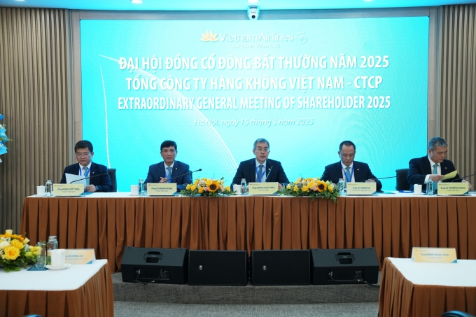 Ban lãnh đạo Vietnam Airlines trả lời tại phiên họp bất thường chiều 15/5. Ảnh: VNA