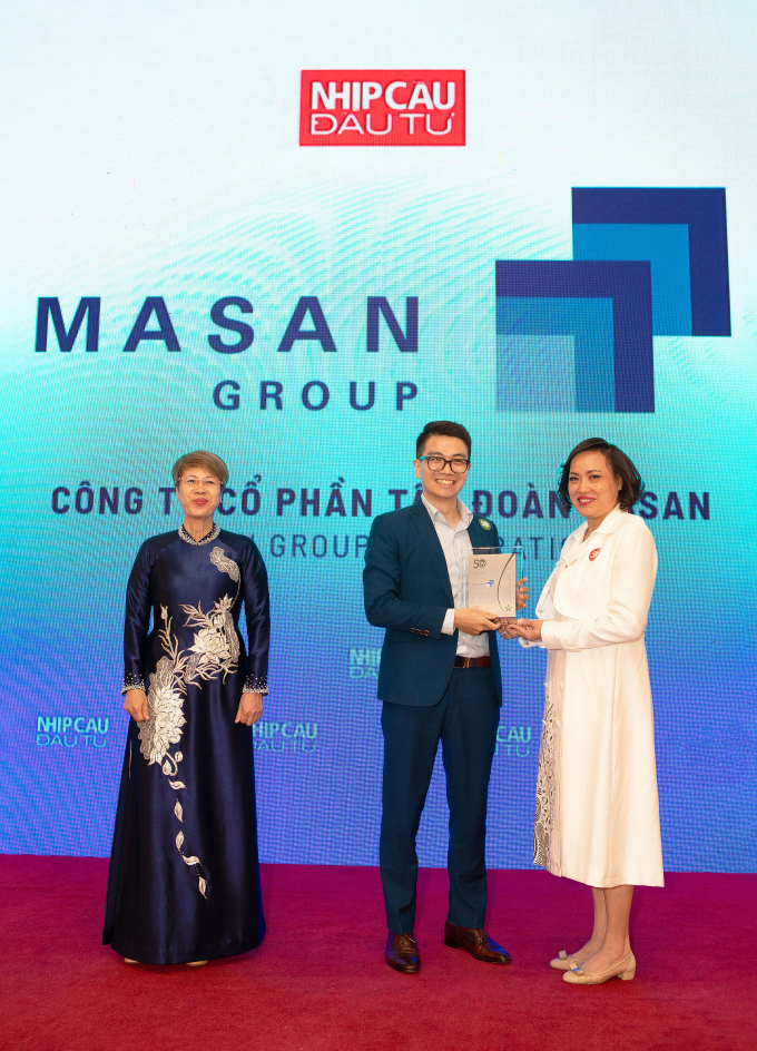 Đại diện Masan (giữa) nhận chứng nhận Top 50 doanh nghiệp phát triển bền vững tiêu biểu. Ảnh: Masan