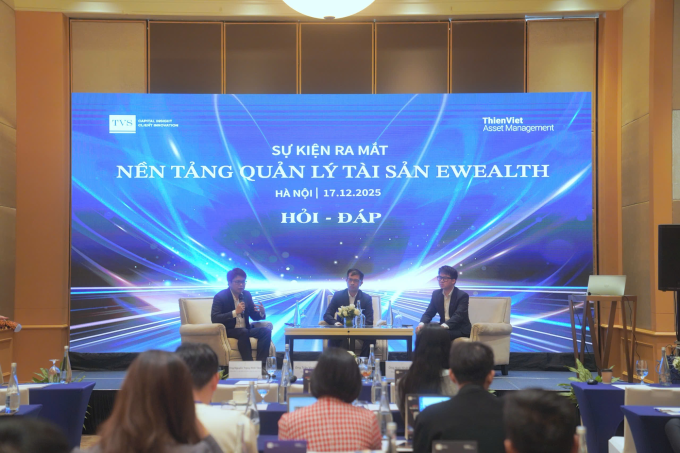 Các chuyên gia tại sự kiện ra mắt nền tảng quản lý tài chính eWealth. Ảnh: TVS