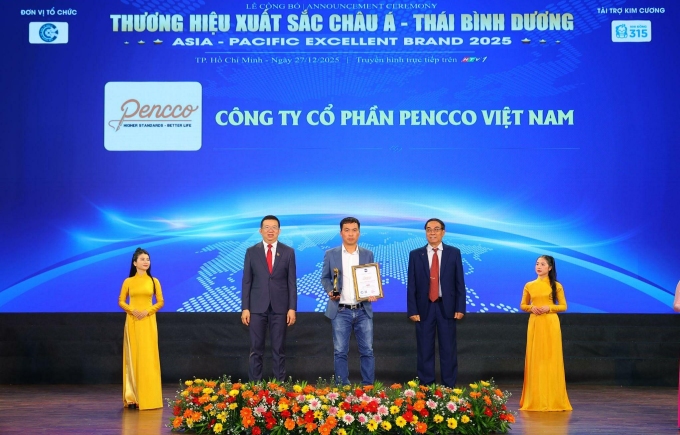Đại diện thương hiệu Pencco (đứng giữa) nhận giải từ ban tổ chức. Ảnh: Pencco