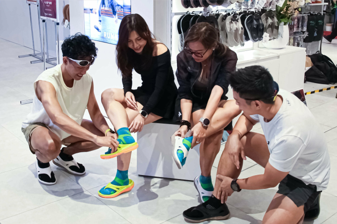 Dàn runner chuyên nghiệp hội ngộ tại sự kiện khai trương gian hàng B&M Y Sandal đầu tiên tại Takashimaya (TP HCM). Ảnh: B&M Y Sandal Việt Nam