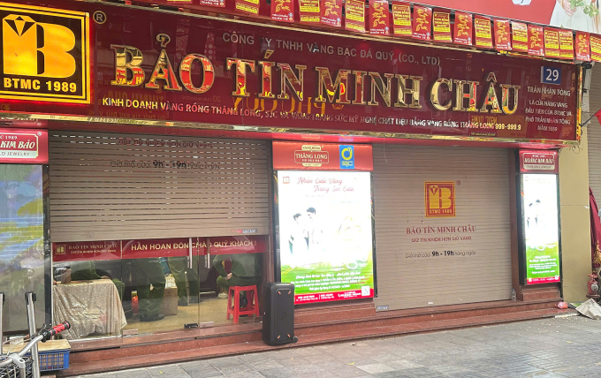 Cửa hàng Bảo Tín Minh Châu, số 29 Trần Nhân Tông, đóng cửa chiều 25/3. Ảnh: Trọng Hiếu
