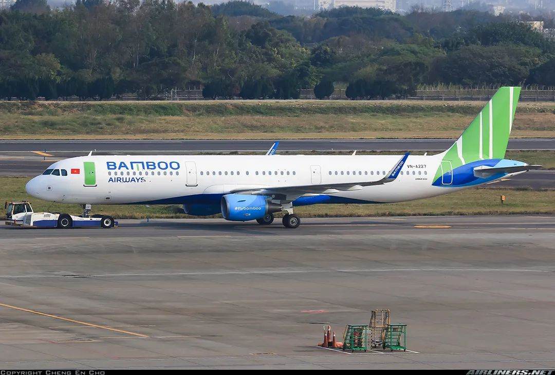 Một máy bay Airbus A321 của Bamboo Airways không còn logo FLC ở phần đầu. Ảnh: Cheng En Cho