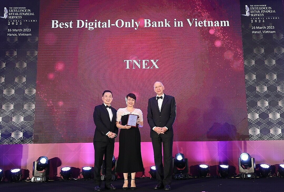 Đại diện TNEX lên nhận giải thưởng. Ảnh: TNEX