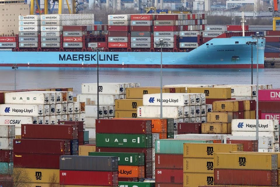 Tàu container Vaga Maersk đậu tại cảng Saint Petersburg, Nga, ngày 18/4/2022. Ảnh: Reuters