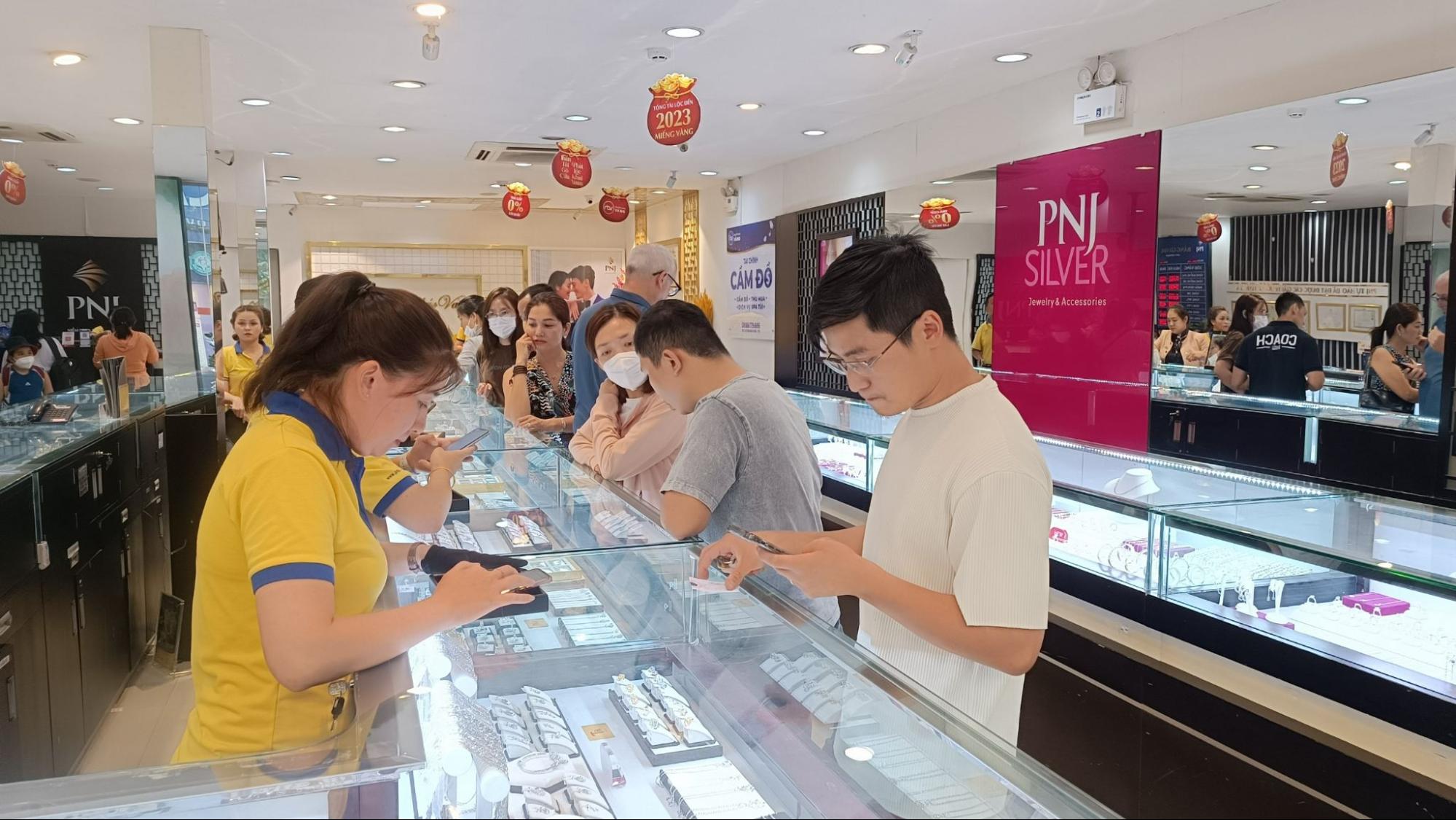 Khách hàng mua sắm và trải nghiệm tại cửa hàng PNJ. Ảnh: Hoàng Quyên