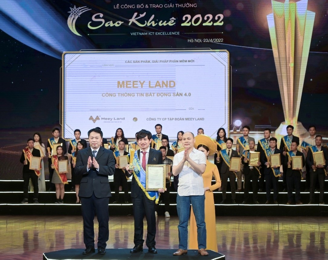 Đại diện Meey Land nhận Giải thưởng Sao Khuê năm 2022. Ảnh: Meey Land